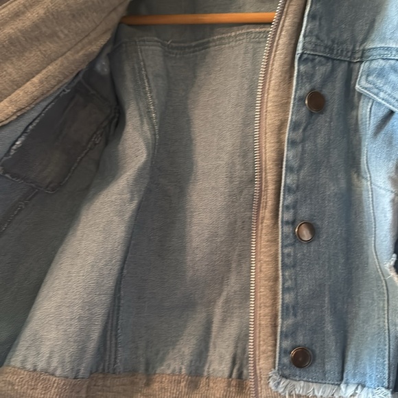 👖💙🦋🧵🫐Cropped Light Blue Denim Jacket with Hoodie - Picture 4 of 6